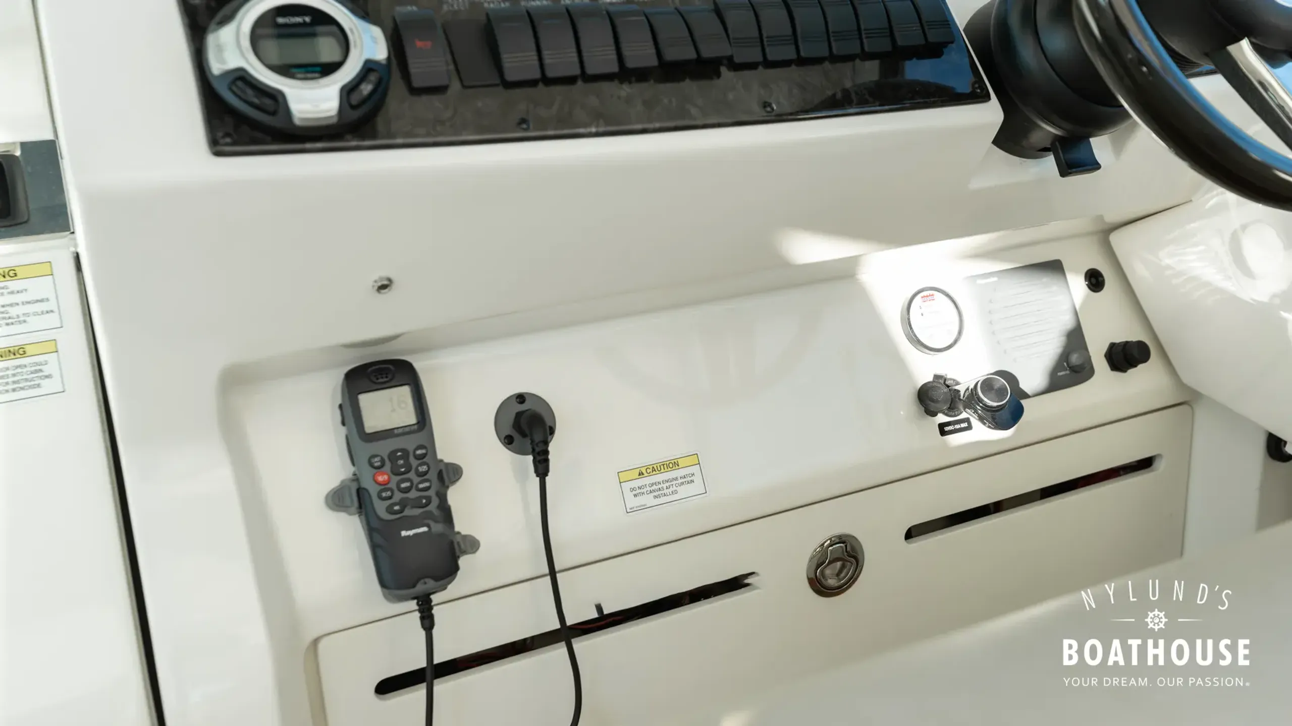 Sea Ray 450 Sundancer - Image 33