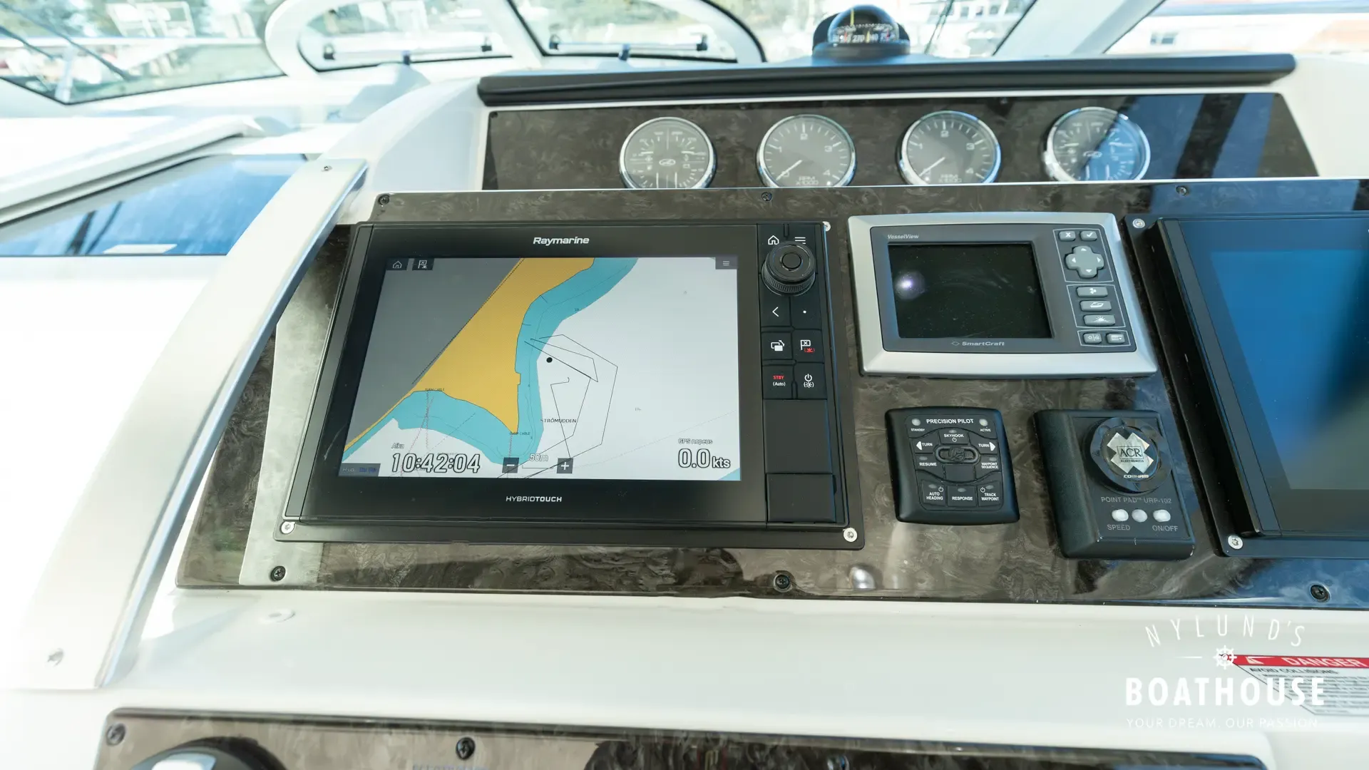 Sea Ray 450 Sundancer - Image 37