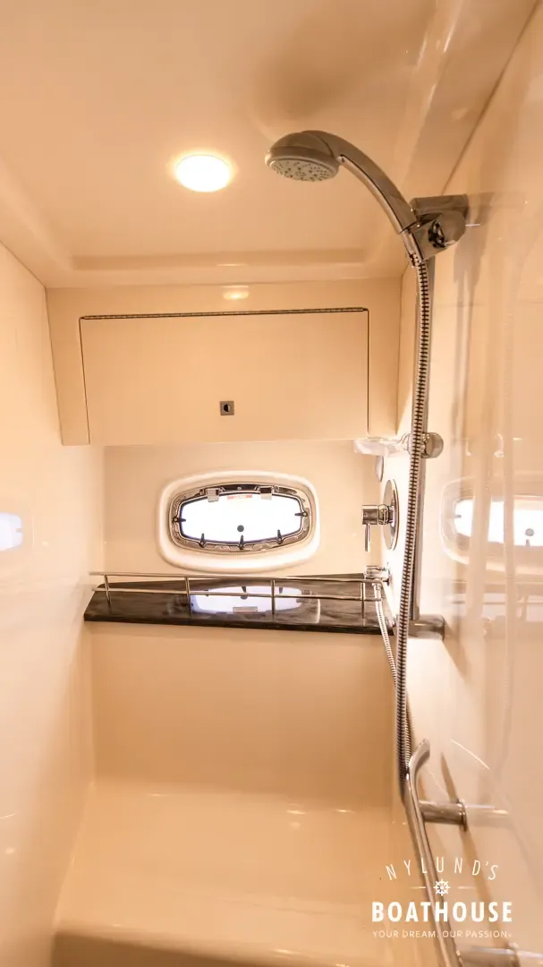 Sea Ray 450 Sundancer - Image 79