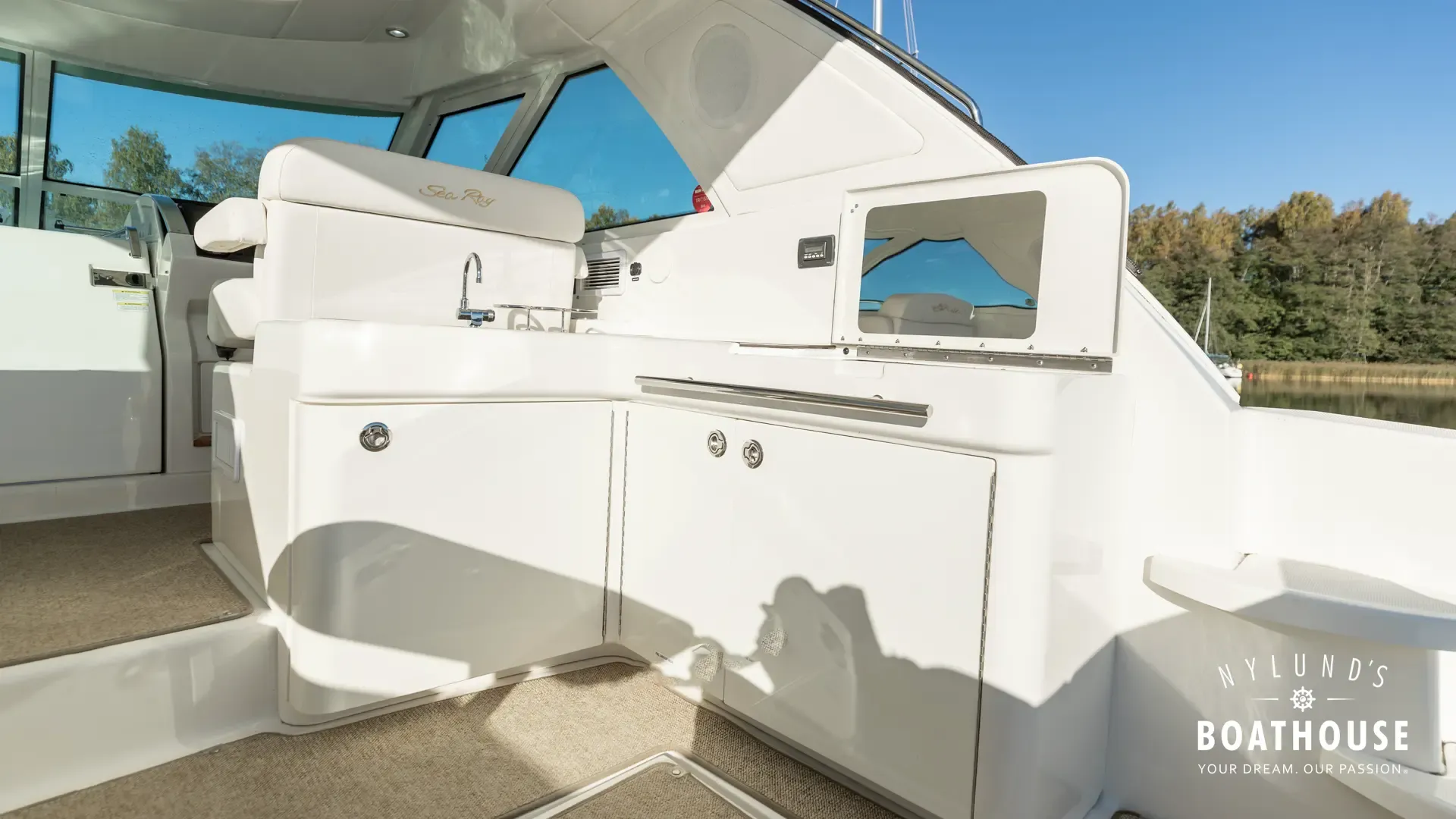 Sea Ray 450 Sundancer - Image 19