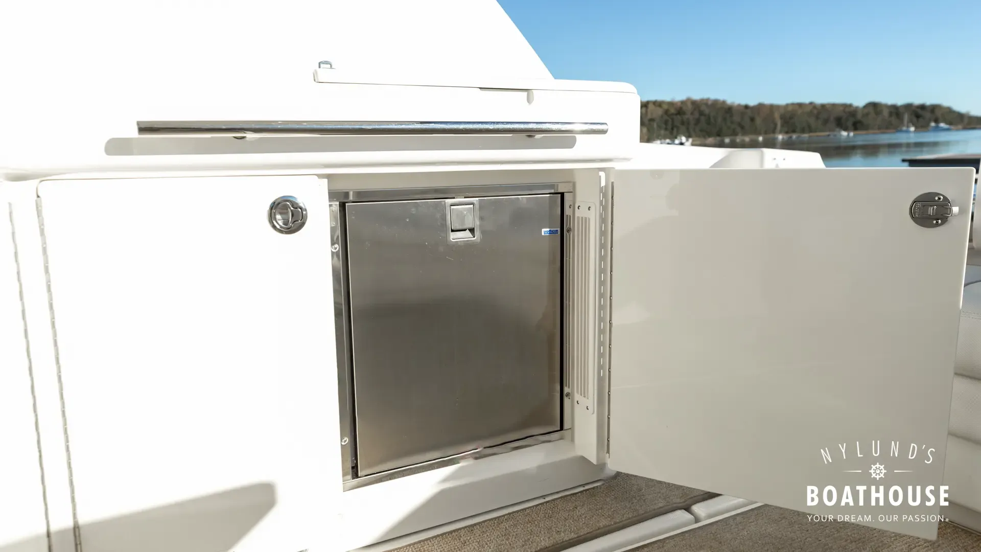 Sea Ray 450 Sundancer - Image 18