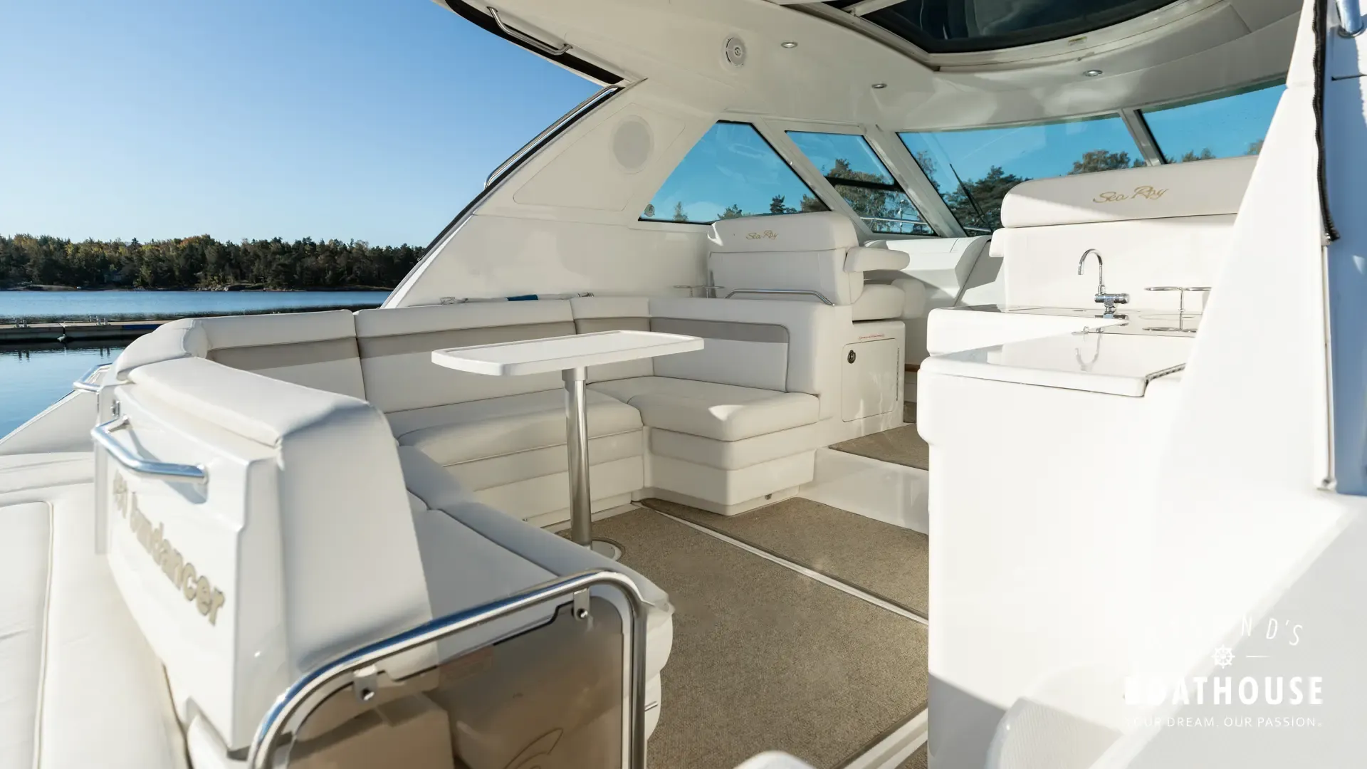 Sea Ray 450 Sundancer - Image 17