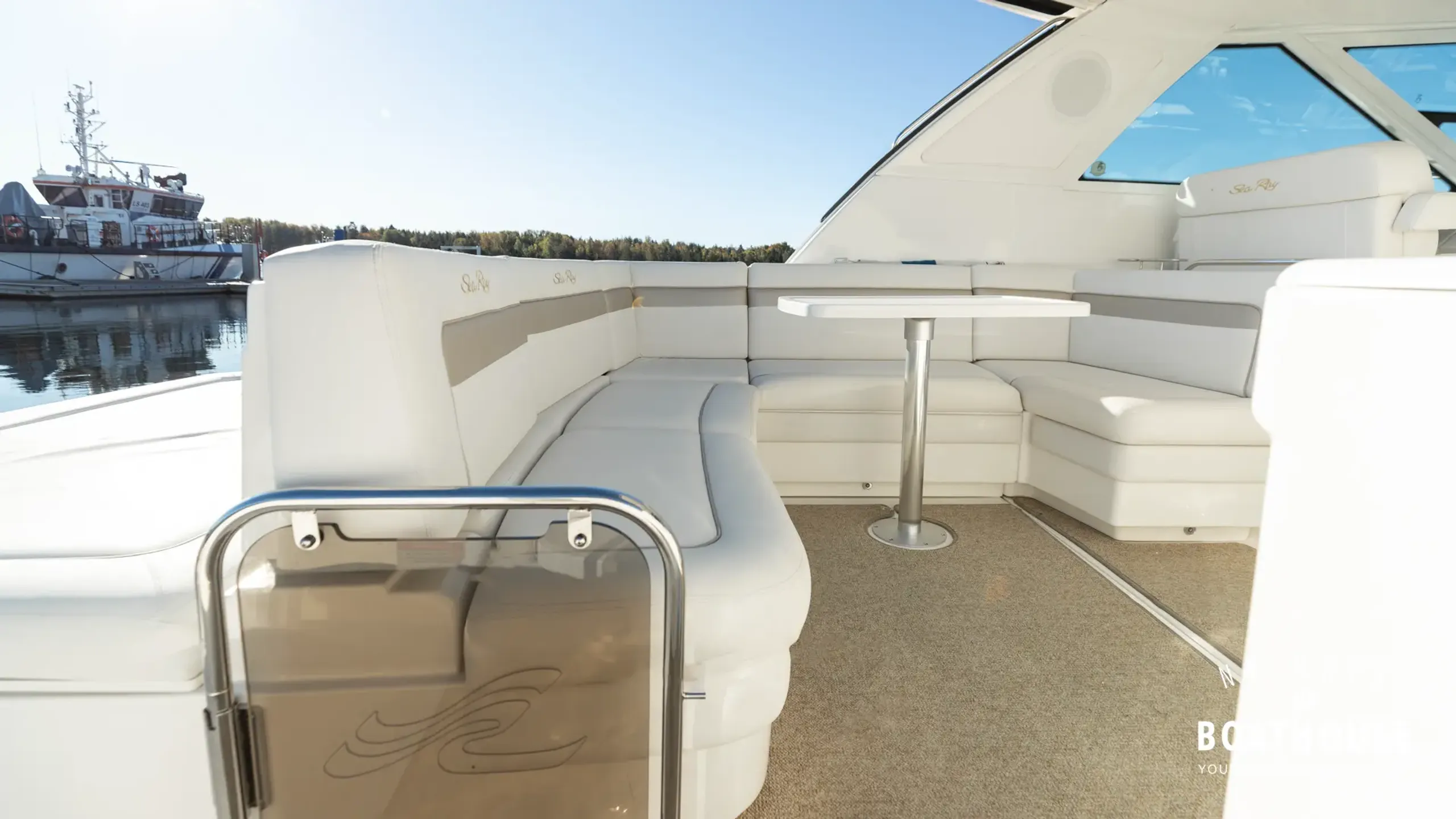 Sea Ray 450 Sundancer - Image 16