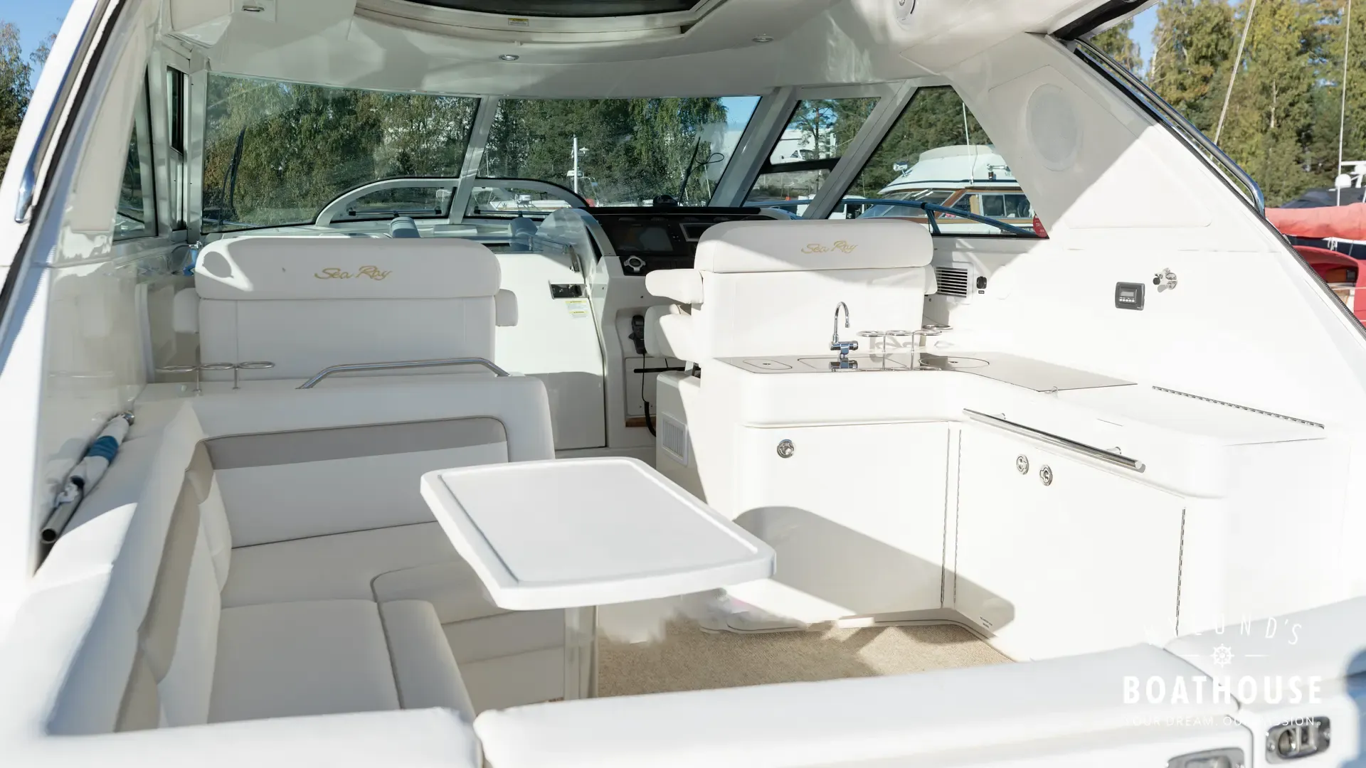 Sea Ray 450 Sundancer - Image 15