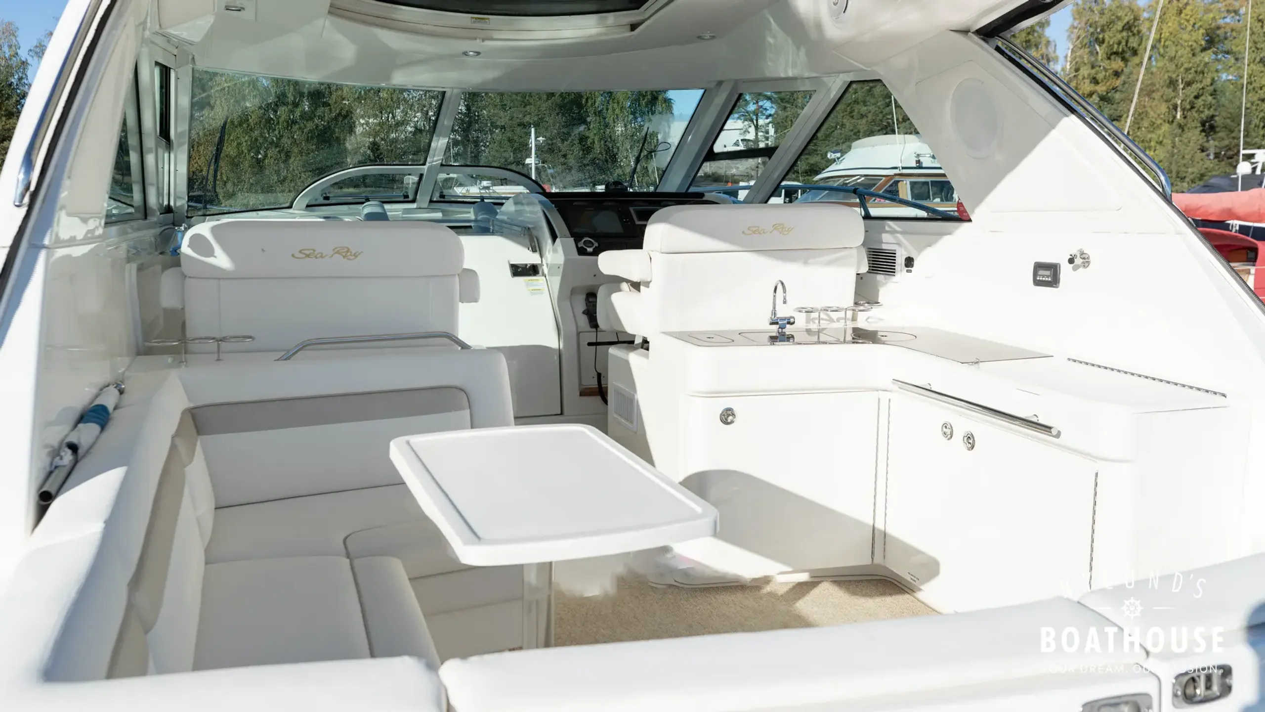Sea Ray 450 Sundancer - Image 15