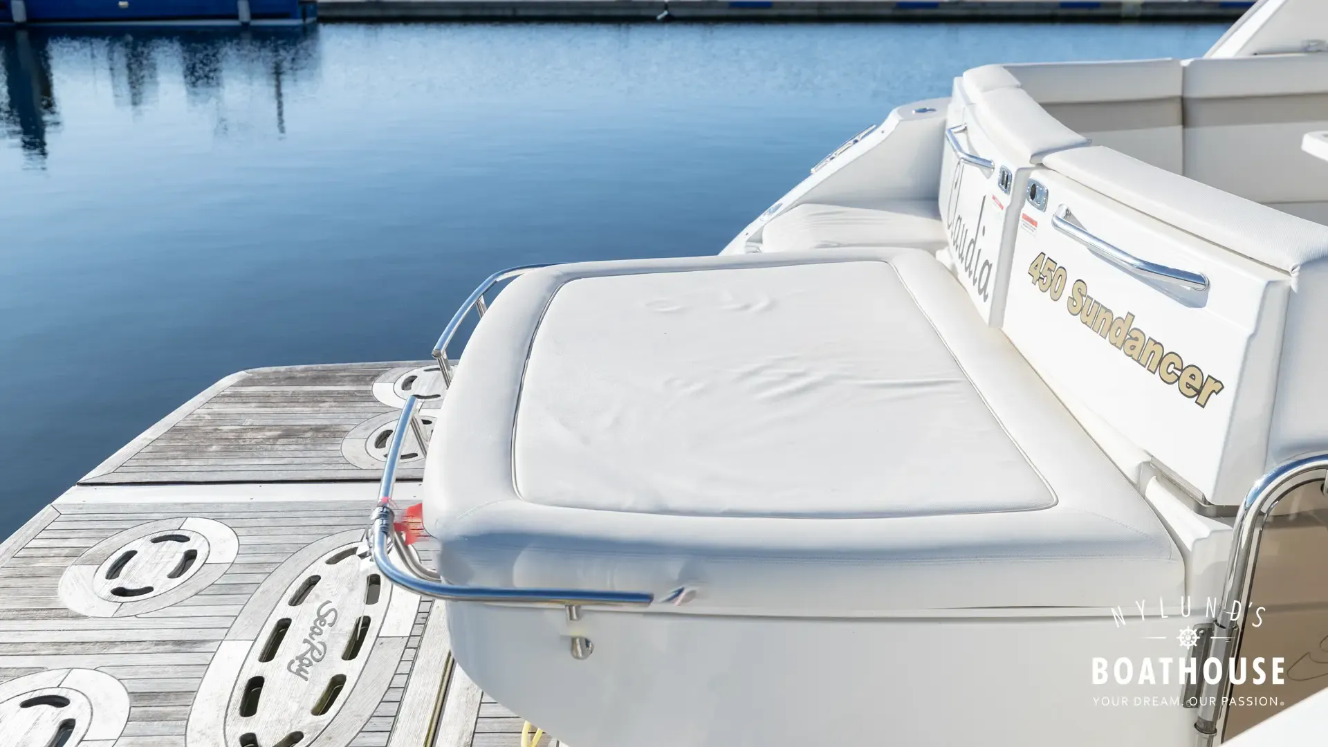 Sea Ray 450 Sundancer - Image 12