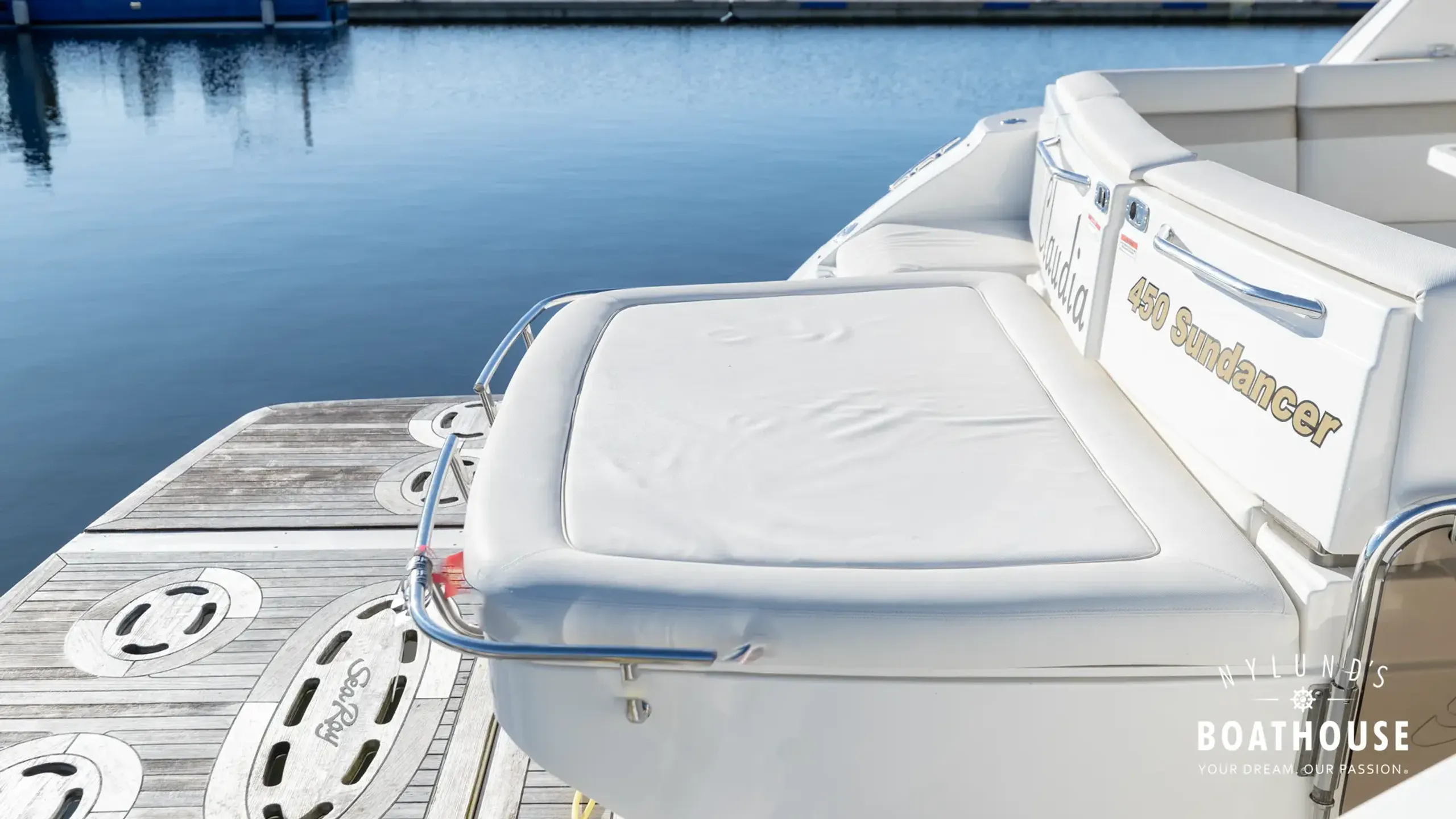 Sea Ray 450 Sundancer - Image 12