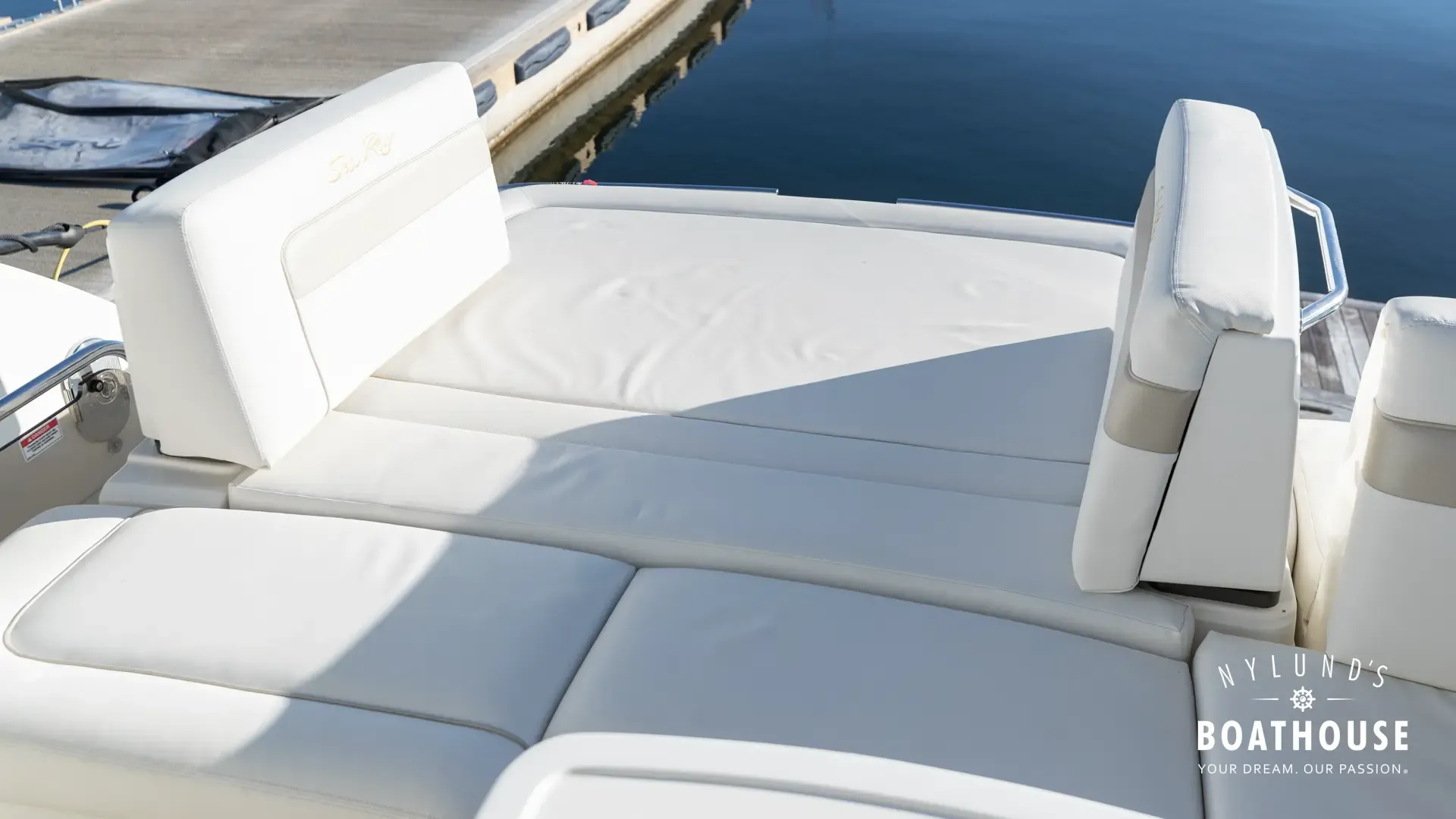 Sea Ray 450 Sundancer - Image 11