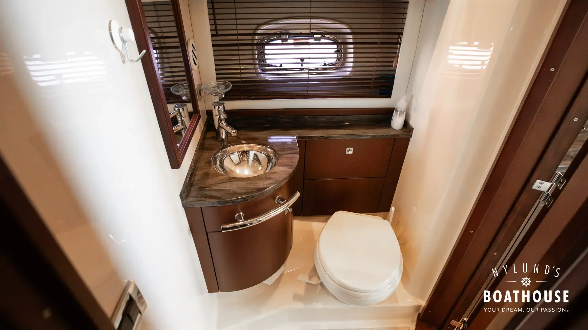 Sea Ray 450 Sundancer - Image 80