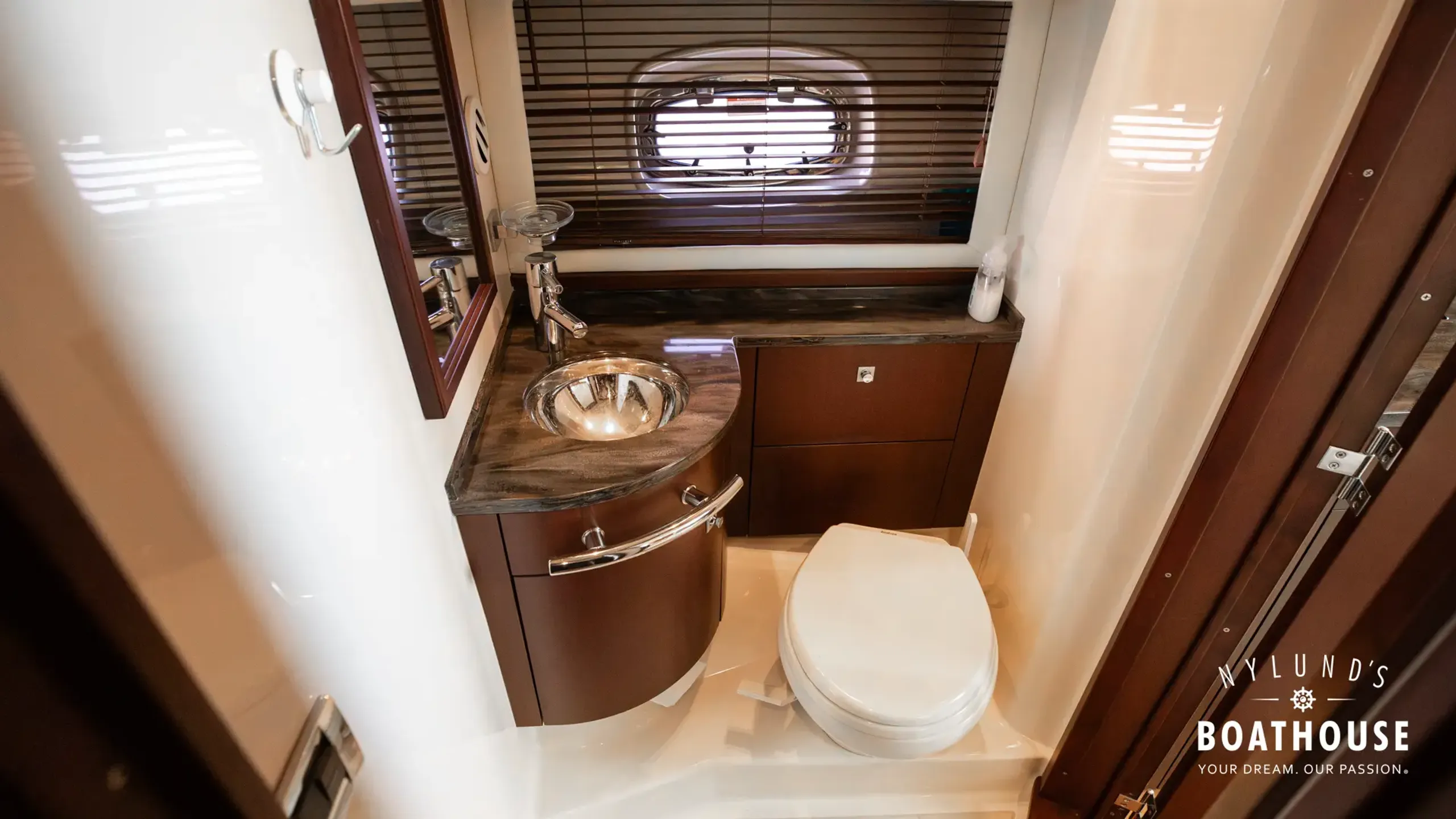 Sea Ray 450 Sundancer - Image 80