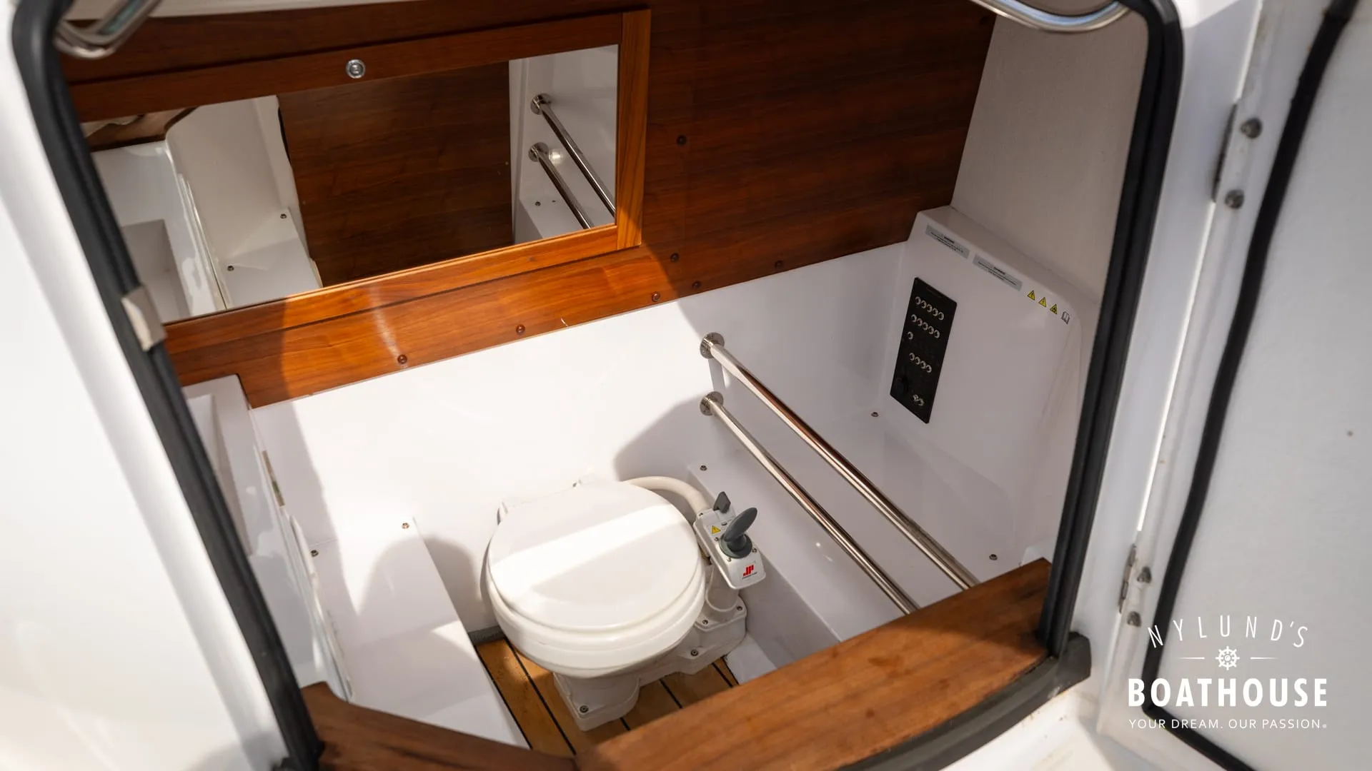 Axopar 28 Cabin - Image 5