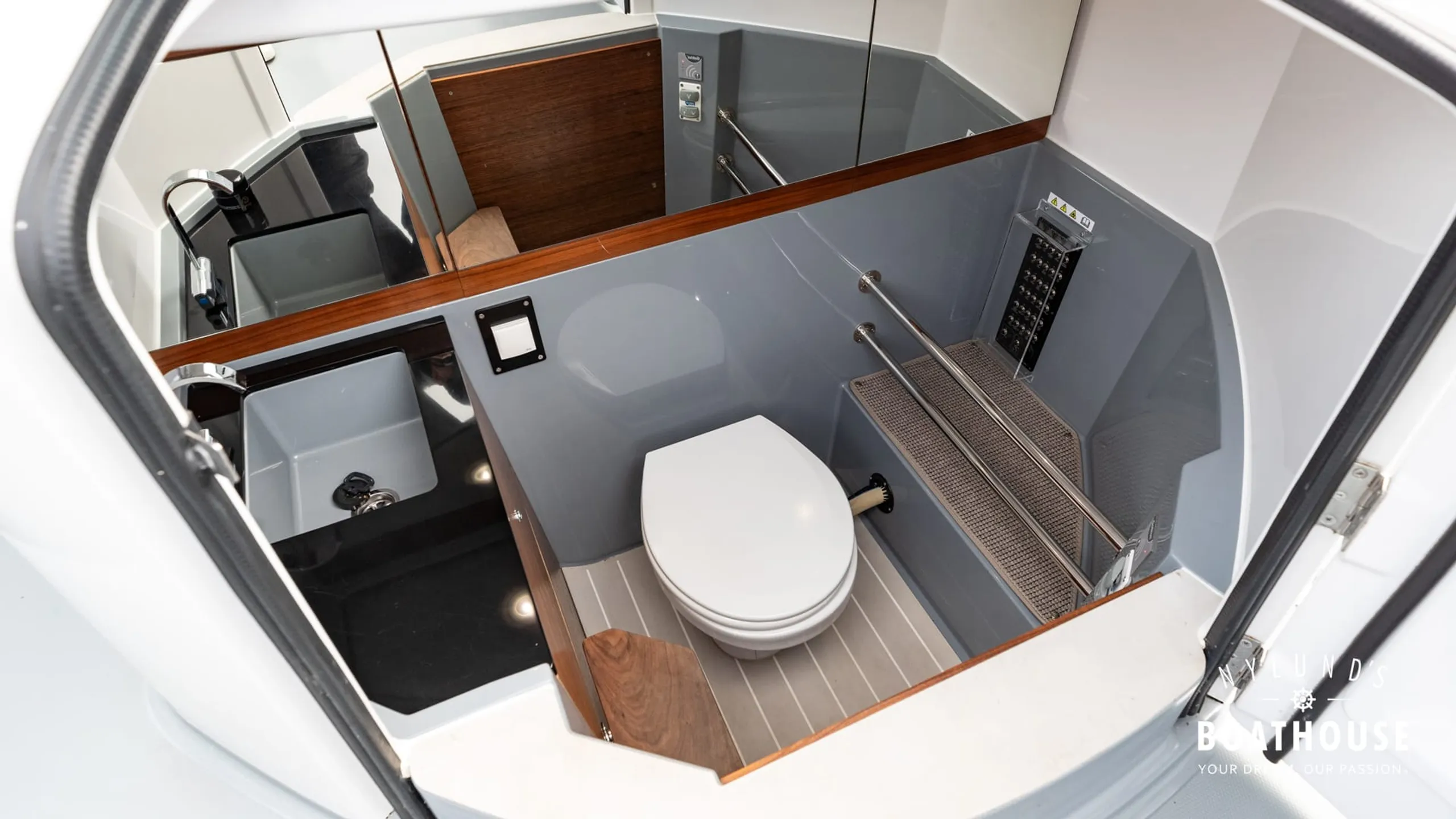 Axopar 28 Cabin - Brabus Line - Image 29