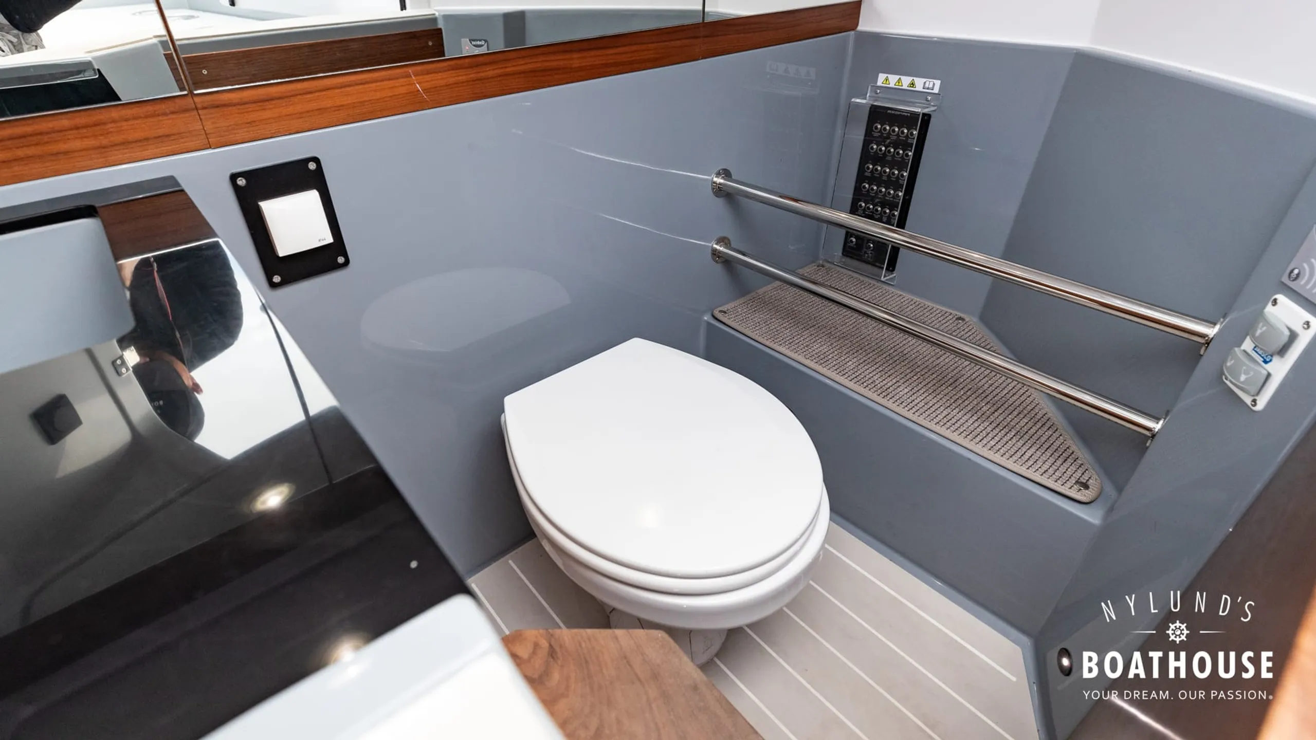 Axopar 28 Cabin - Brabus Line - Image 23